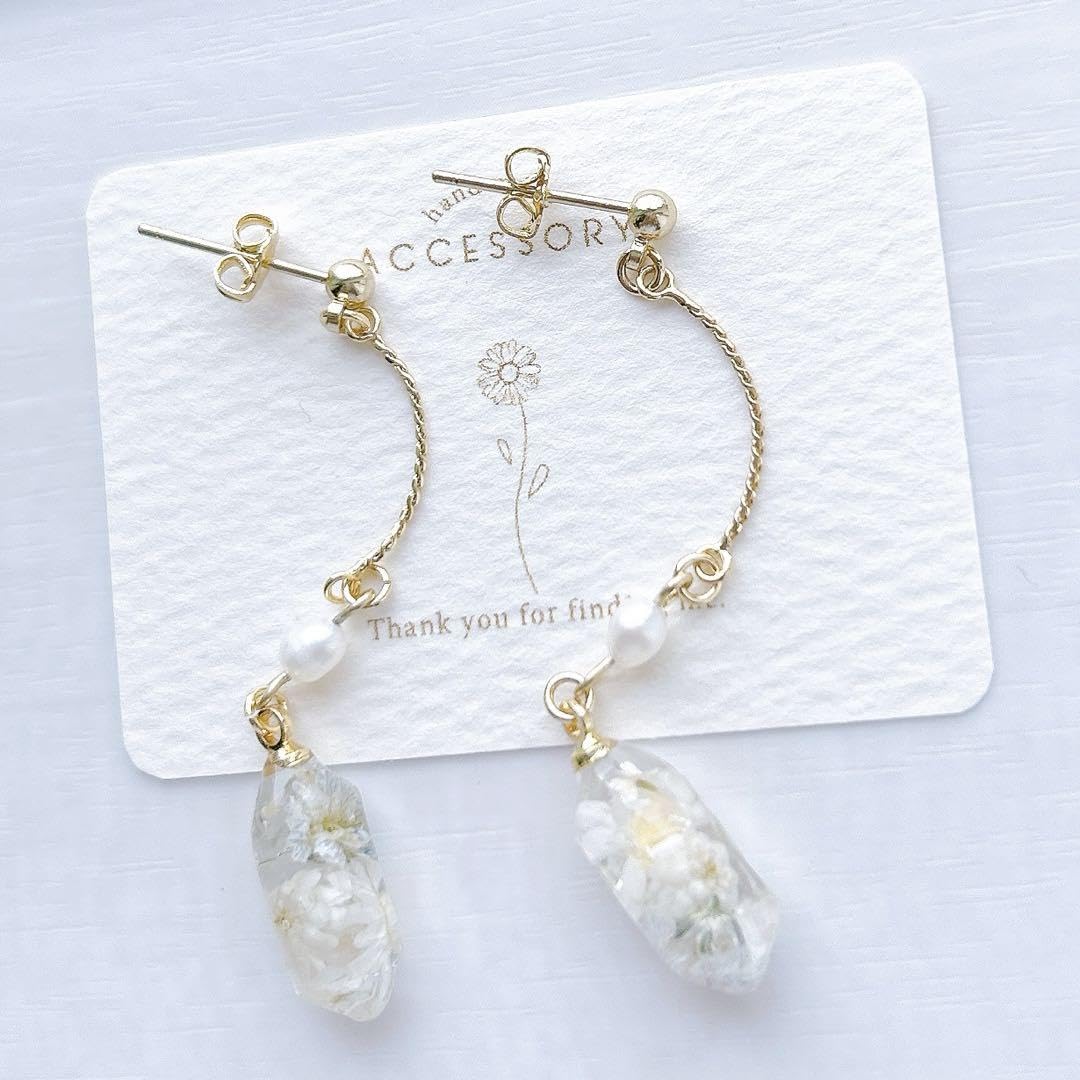 レジン イヤリング エメラルドグリーン カスミソウ ドライフラワー